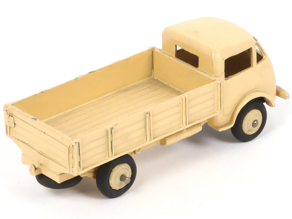 Lot 345 - DINKY TOYS (FRANCE) (1)