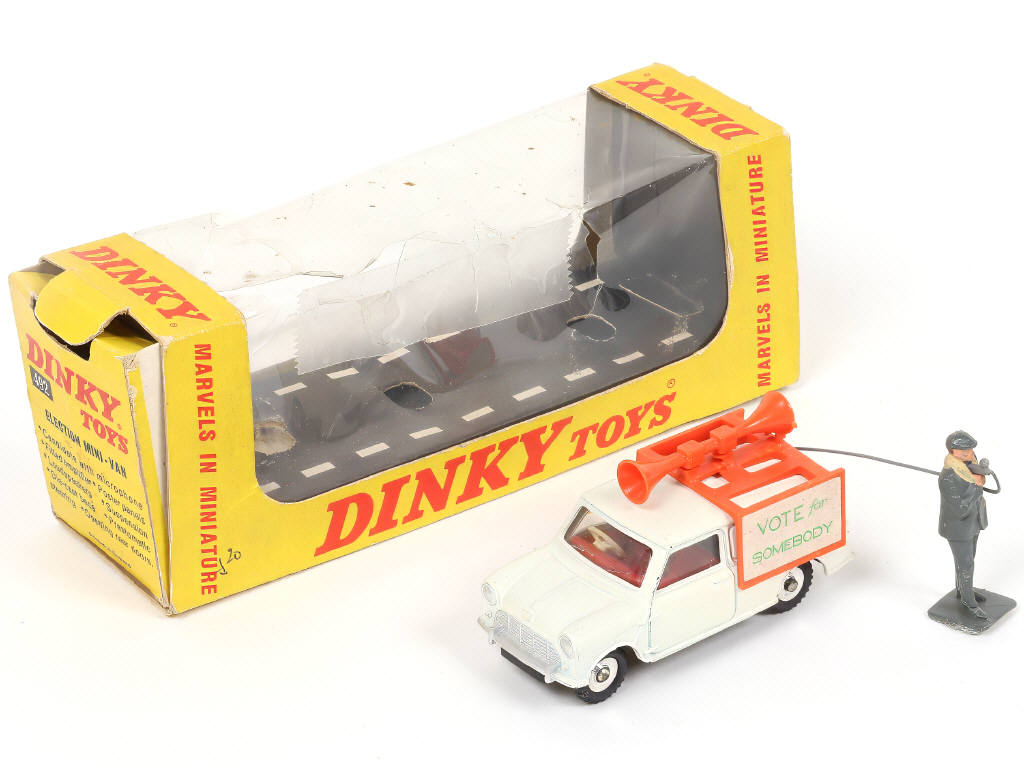 Lot 204 - DINKY TOYS (GB) (1)