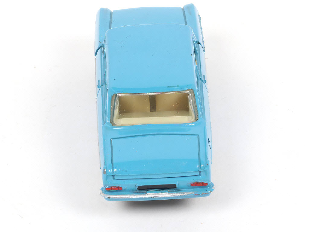 Lot 332 - DINKY TOYS (FRANCE) (1)
