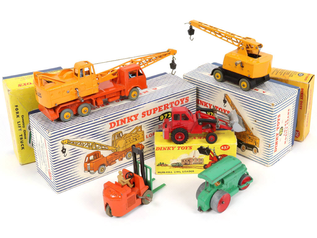 Lot 305 - DINKY TOYS (GB) (5)