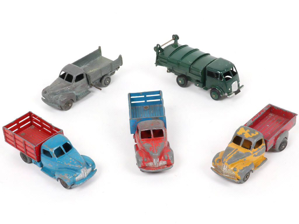 Lot 357 - DINKY TOYS (FRANCE) (5)