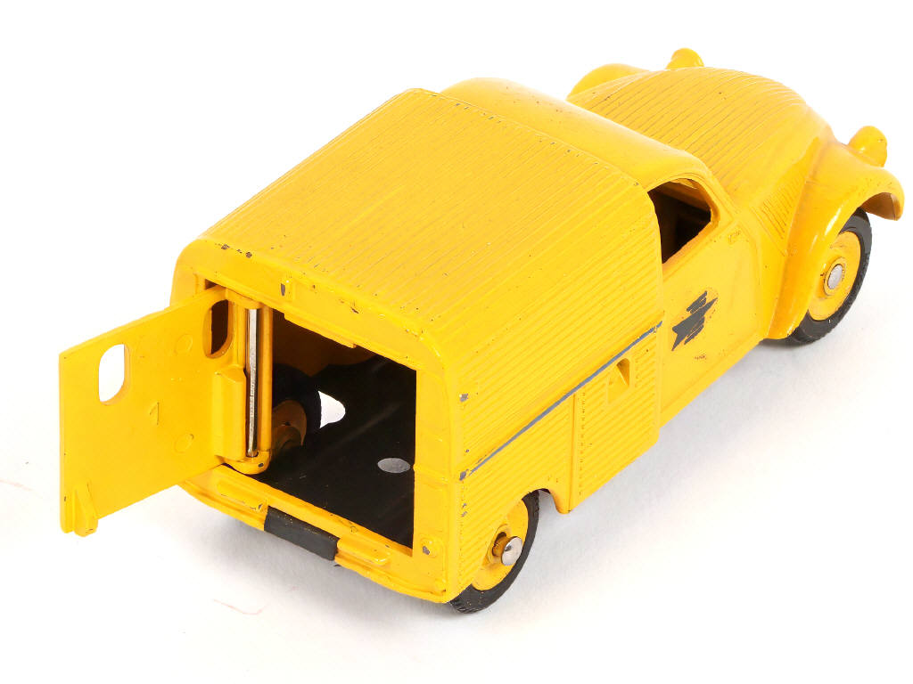 Lot 330 - DINKY TOYS (FRANCE) (1)