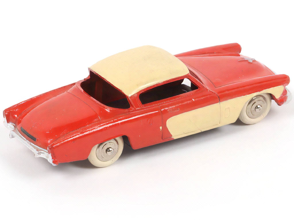 Lot 242 - DINKY TOYS (FRANCE) (1)