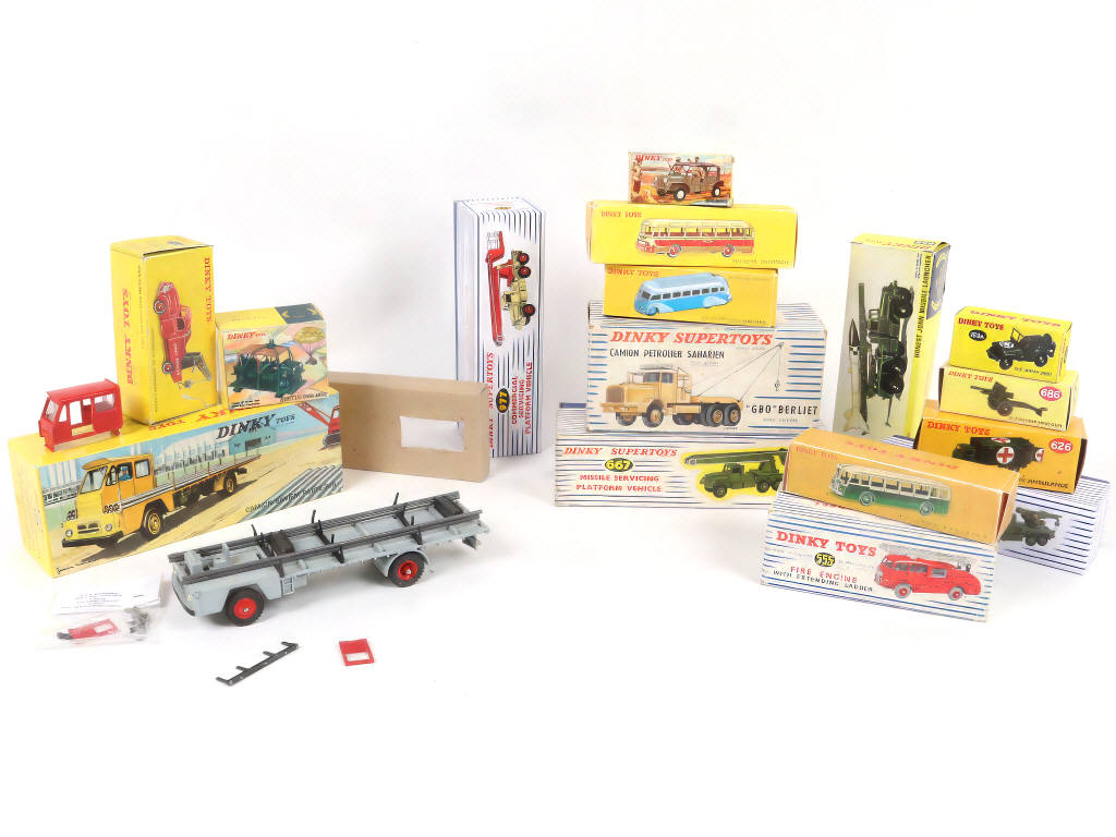 Lot 267 - DINKY TOYS (FRANCE) (17)