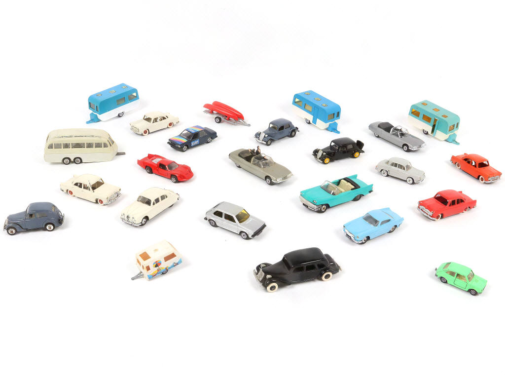Lot 60 - DIVERS (24)