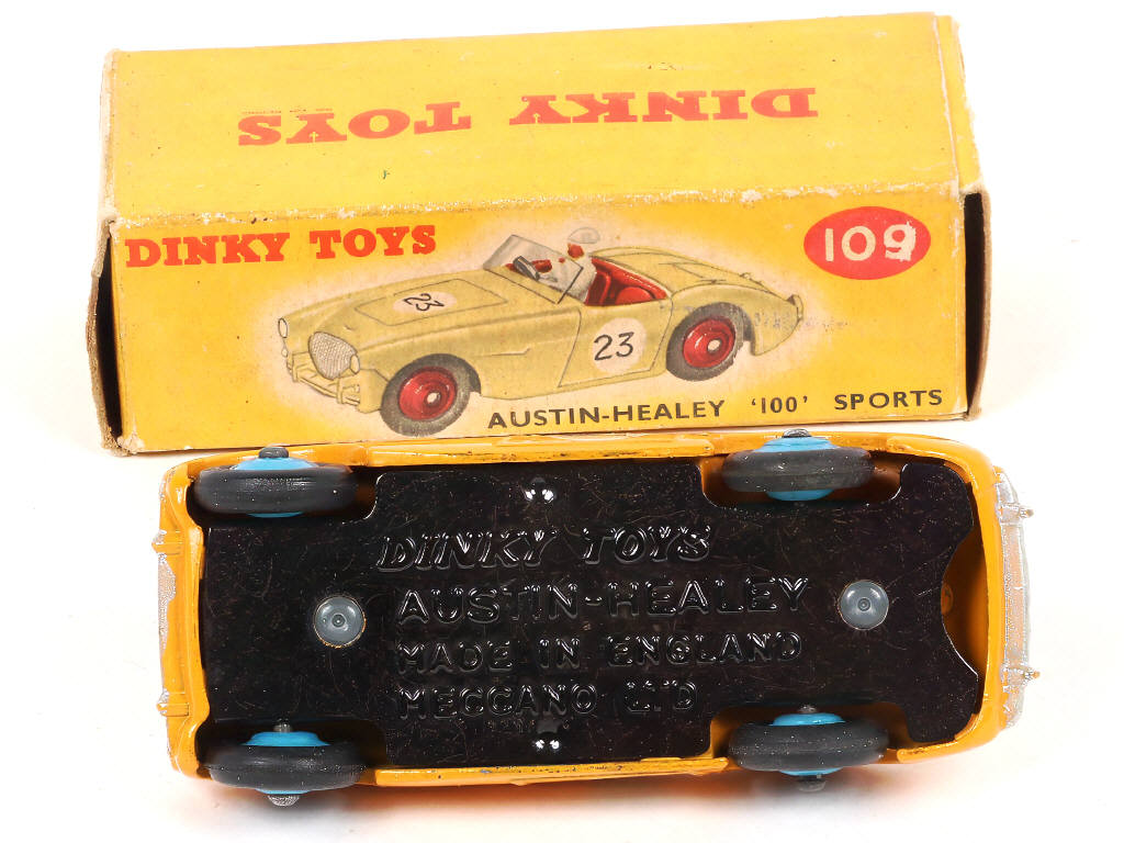 Lot 204 - DINKY TOYS (GB) (1)