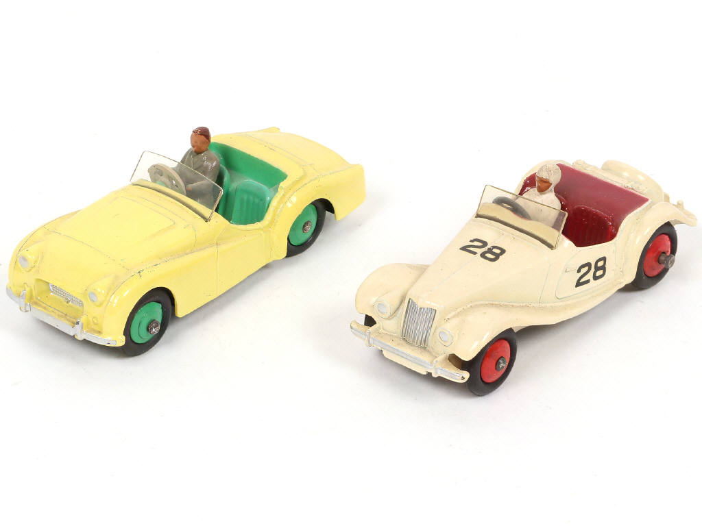 Lot 214 - DINKY TOYS (GB) (2)