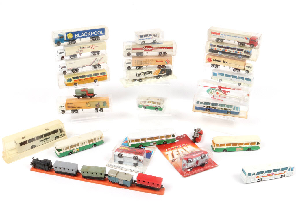 Lot 184 - DIVERS (26)