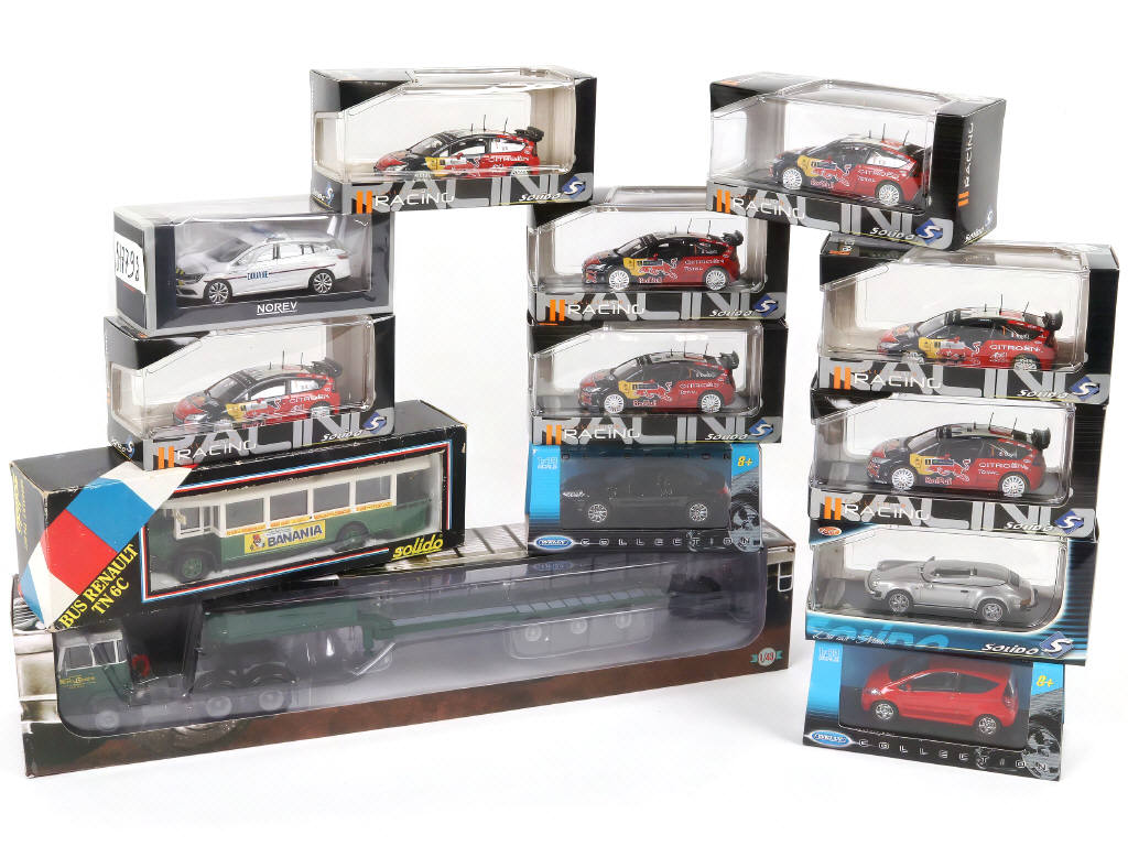 Lot 105 - DIVERS (13)