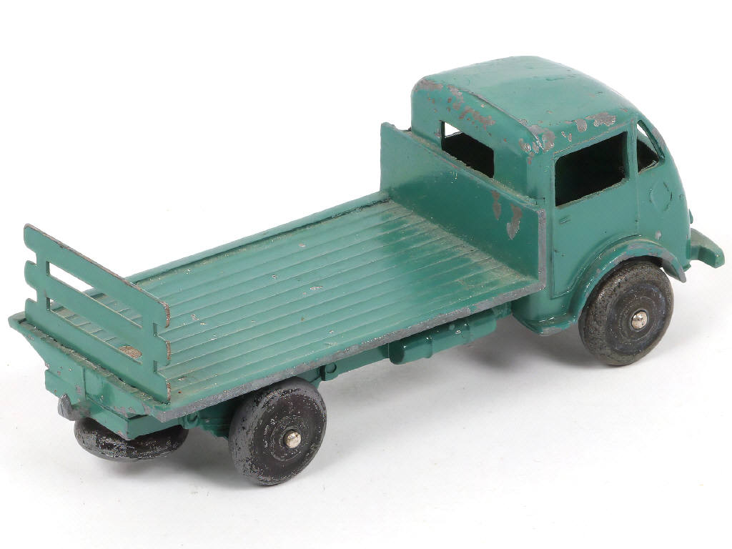 Lot 260 - DINKY TOYS (FRANCE) (1)