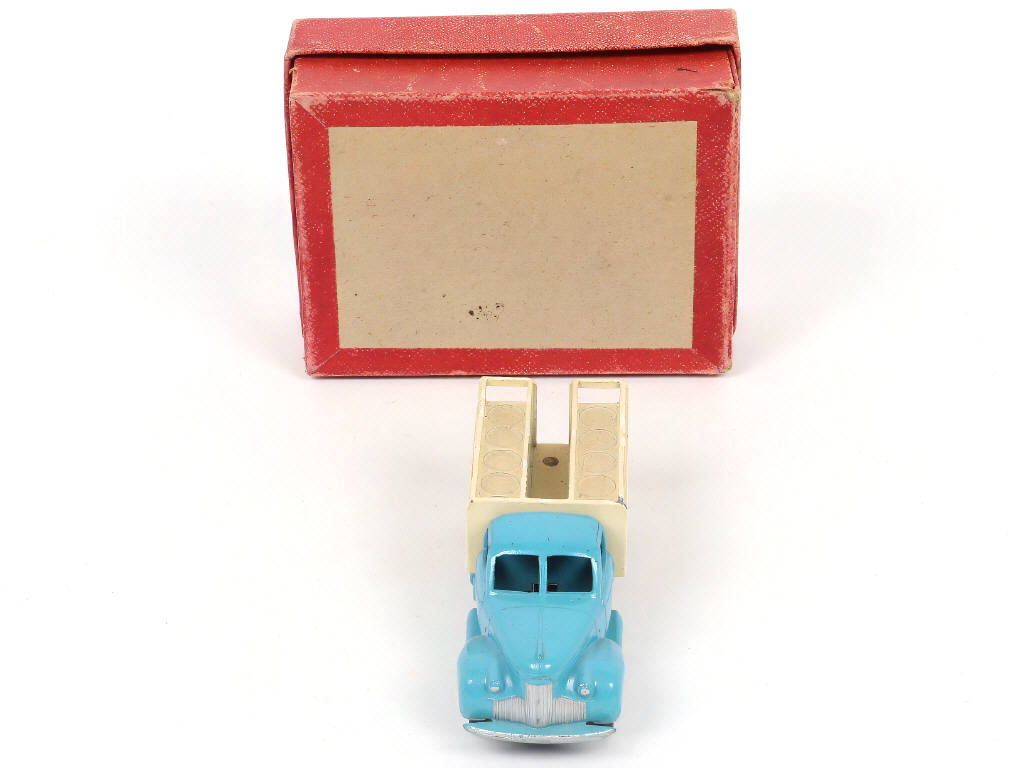 Lot 323 - DINKY TOYS (FRANCE) (1)