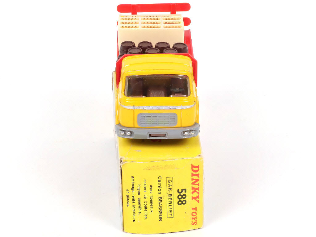 Lot 340 - DINKY TOYS (FRANCE) (1)