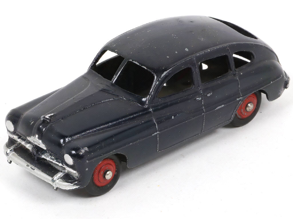 Lot 257 - DINKY TOYS (FRANCE) (1)