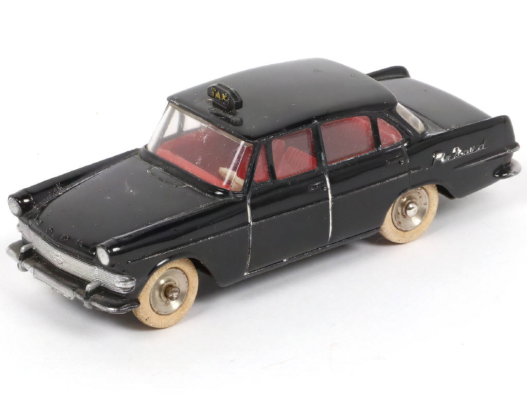 Lot 265 - DINKY TOYS (FRANCE) (1)