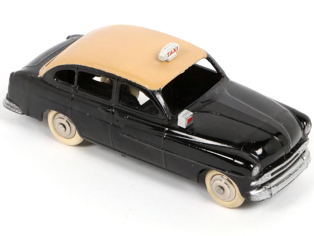 Lot 263 - DINKY TOYS (FRANCE) (1)