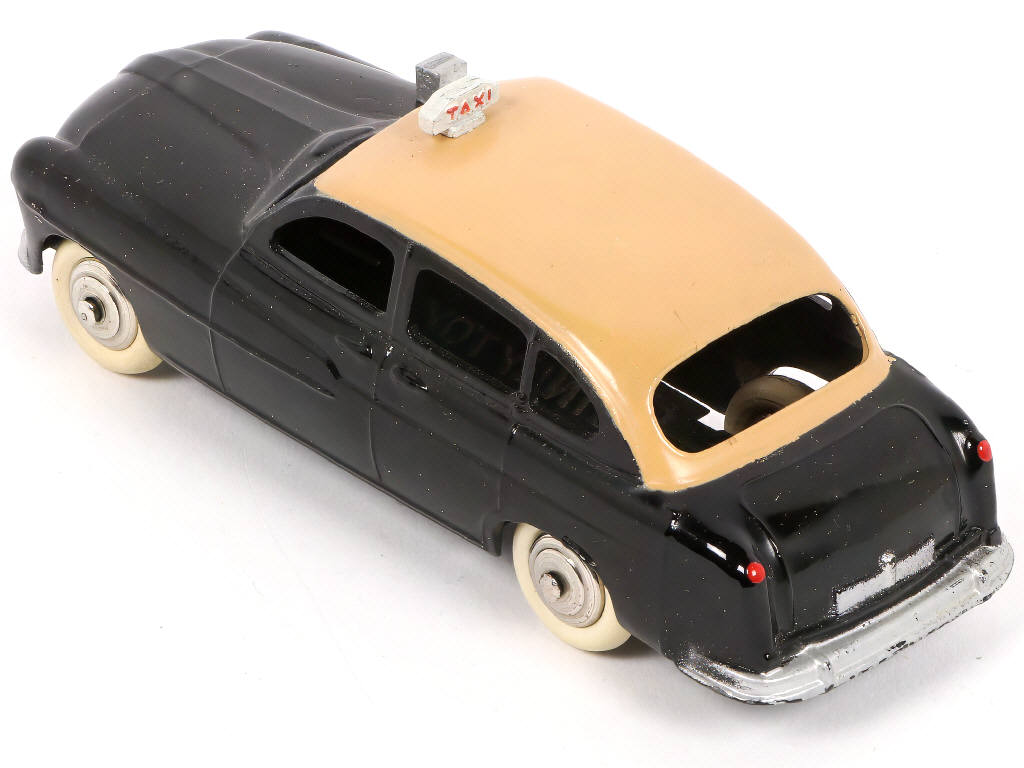 Lot 263 - DINKY TOYS (FRANCE) (1)