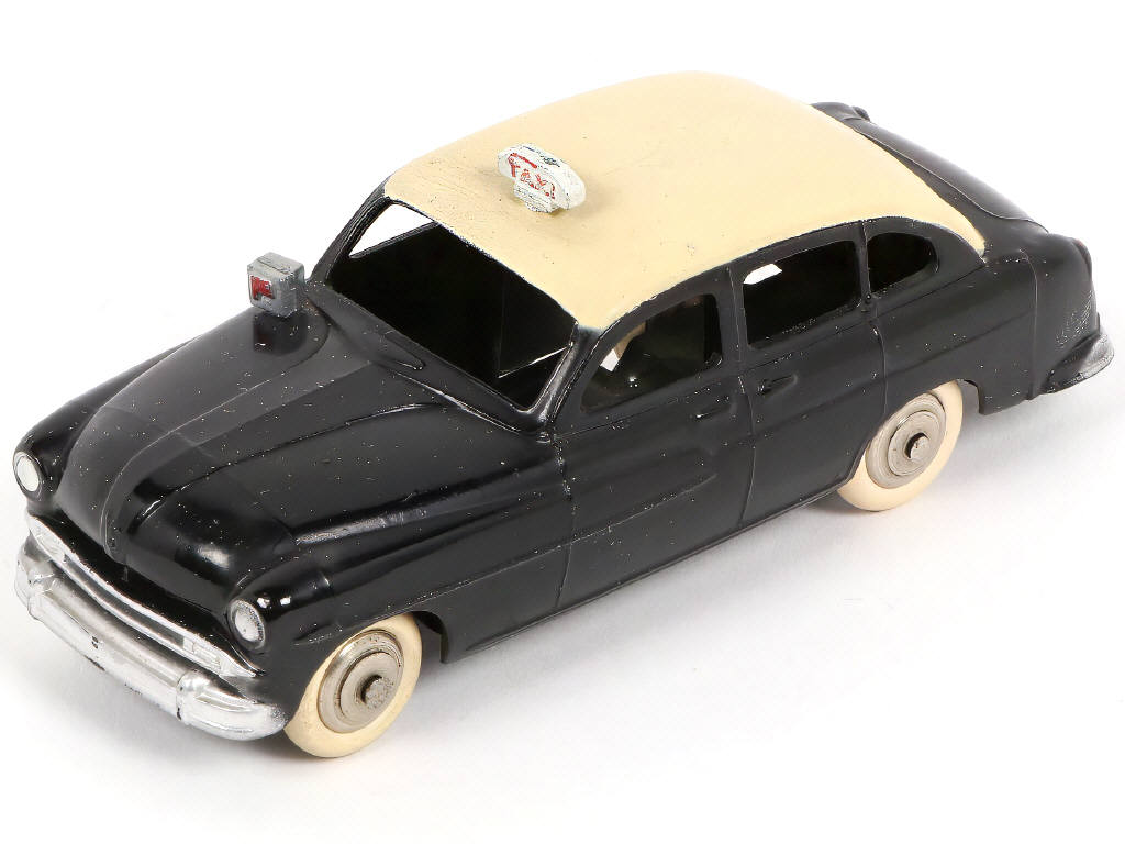 Lot 264 - DINKY TOYS (FRANCE) (1)