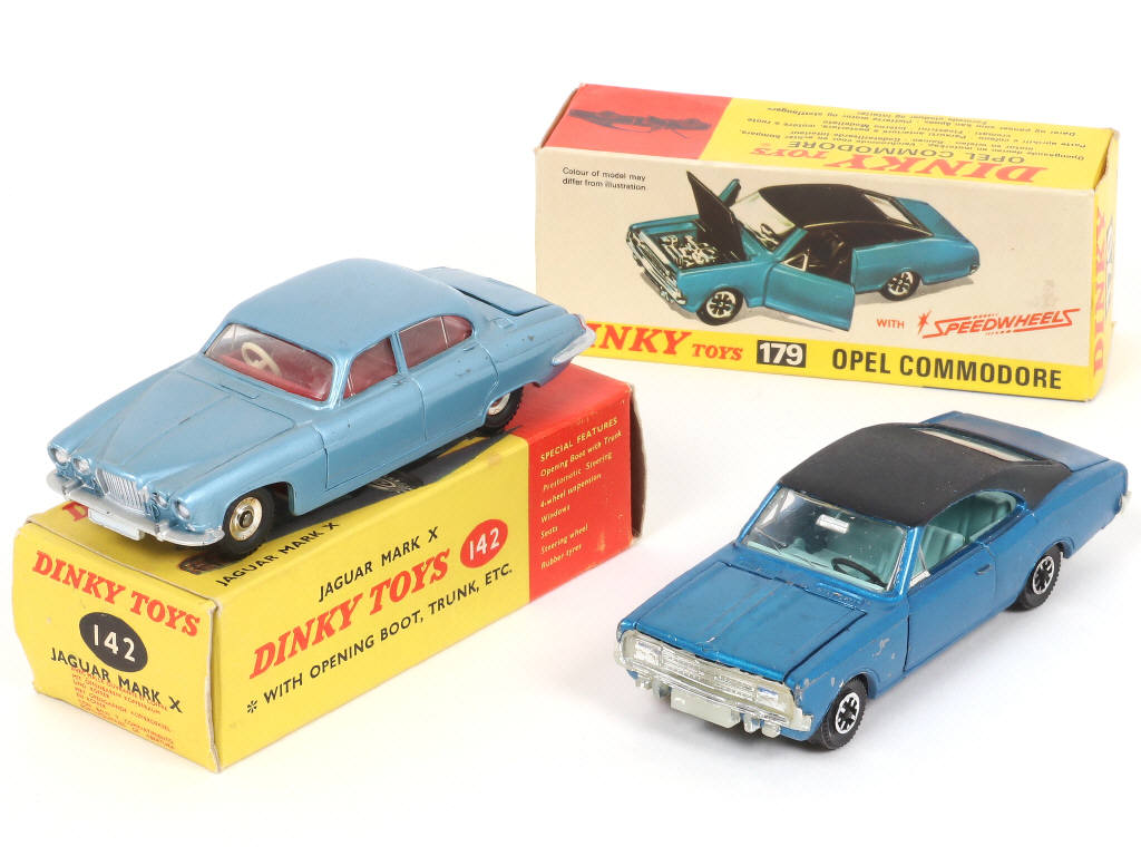 Lot 253 - DINKY TOYS (GB) (2)