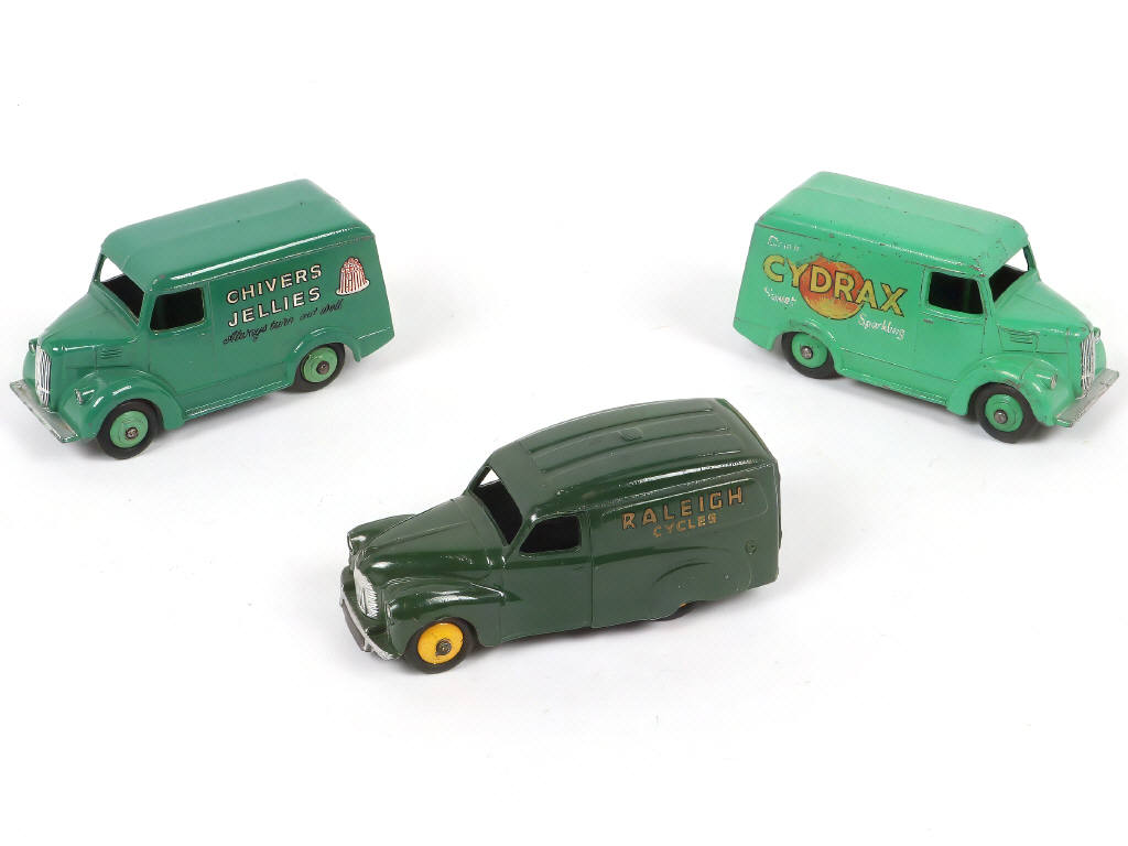 Lot 225 - DINKY TOYS (GB) (3)