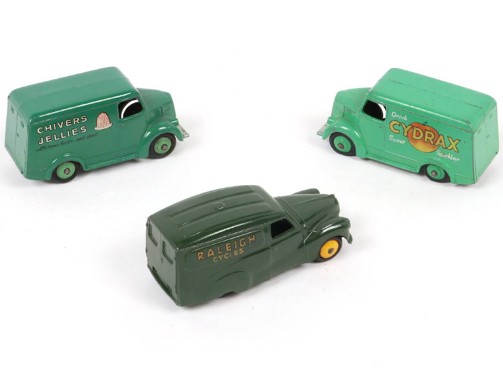 Lot 225 - DINKY TOYS (GB) (3)
