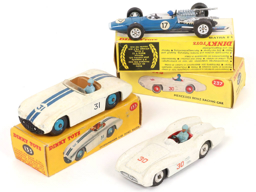 Lot 227 - DINKY TOYS (GB) (3)