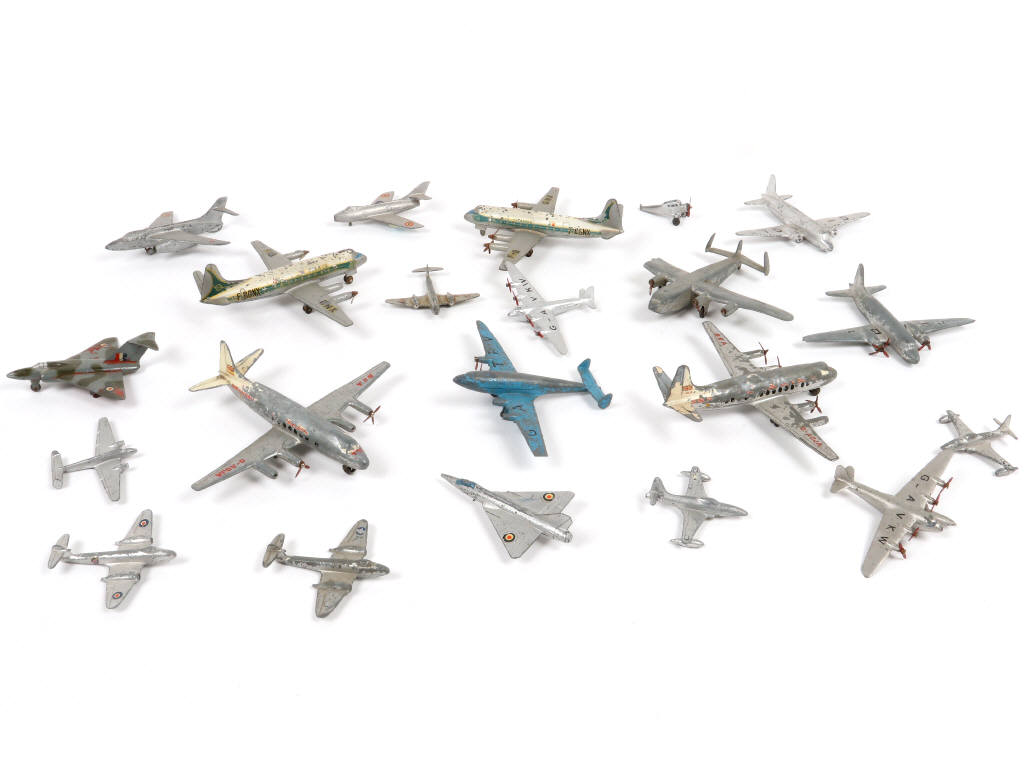 Lot 236 - DINKY TOYS (24)