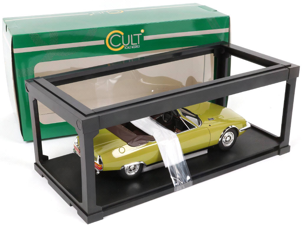 Lot 40 - CULT MODELS (NL) (1)