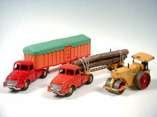 Lot 427 - DINKY TOYS FRANCE (3)