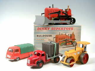 Lot 428 - DINKY TOYS FRANCE (4)