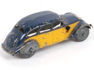 Lot 233 - DINKY TOYS (FRANCE) (1)