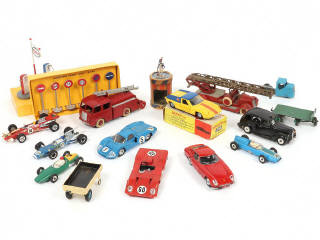 Lot 206 - DINKY TOYS (18)