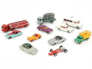 Lot 251 - DINKY TOYS (11)