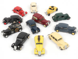 Lot 72 - DIVERS (12)