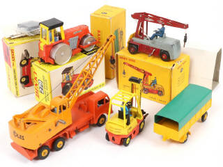 Lot 224 - DINKY TOYS (5)