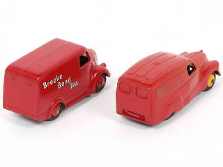 Lot 319 - DINKY TOYS (GB) (2)