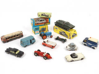 Lot 145 - DIVERS (12)