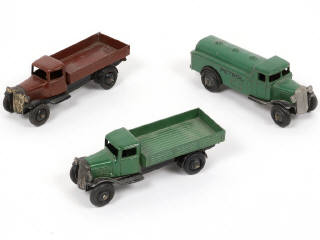 Lot 333 - DINKY TOYS (GB) (3)