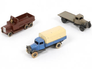 Lot 332 - DINKY TOYS (GB) (3)