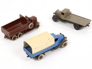 Lot 332 - DINKY TOYS (GB) (3)
