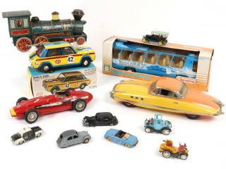 Lot 37 - DIVERS (12)