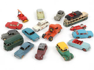 Lot 310 - DINKY TOYS (17)