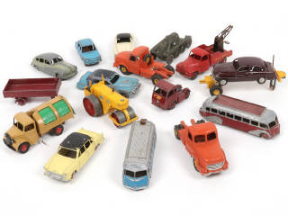 Lot 309 - DINKY TOYS (16)