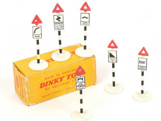 Lot 143 - DINKY TOYS (GB) (1)