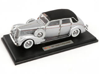 Lot 22 - SIGNATURE MODELS (CHINE) (2)