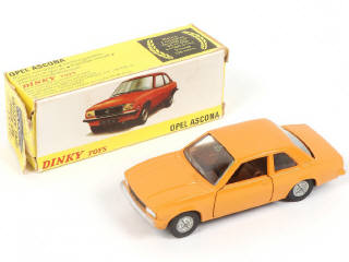 Lot 226 - DINKY TOYS (FRANCE) (1)