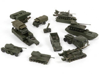 Lot 86 - DINKY TOYS (FRANCE) (13)