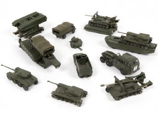 Lot 86 - DINKY TOYS (FRANCE) (13)