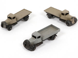 Lot 241 - DINKY TOYS (GB) (3)