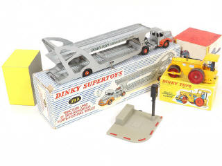 Lot 157 - DINKY TOYS (FRANCE) (3)