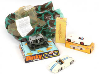 Lot 121 - DINKY TOYS (GB) (3)